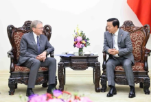 Deputy Prime Minister Tran Hong Ha (R) receives Boris Yuryevich Titov, Special Envoy of the Russian President for relations with International Organisations for the Achievement of Sustainable Development Goals in Hanoi on January 15. (Photo: VNA)