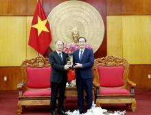 Leader of Lang Son province presents a souvenir to Vice Governor of the People's Government of China's Guangxi Zhuang Autonomous Region Liao Pinhu (Photo: VNA)