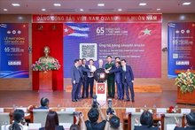 Delegates at the ceremony to launch support for the Cuban people with the theme "65 years of Vietnam - Cuba Solidarity", on the occasion of the 65th anniversary of Vietnam - Cuba diplomatic relations (1960 - 2025), and implement activities in the "Vietnam - Cuba Friendship Year 2025". (Photo: VNA)