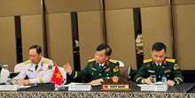 Sen. Lieut. Gen. Hoang Xuan Chien, Deputy Minister of National Defence of Vietnam (centre), speaks at the 4th Vietnam-Indonesia defence policy dialogue in Jakarta (Photo: VNA)
