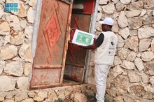 KSrelief Distributes Date Aid in Yemen's Socotra 