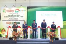Delegates cut ribbons to open the event. (Photo: VNA)