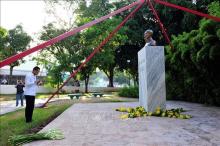 Vietnamese Ambassador to Cuba Nguyen Trung Thanh at the flower offering  (Source: VNA)