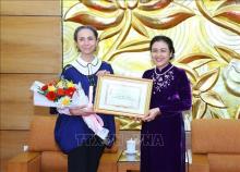 VUFO President Ambassador Nguyen Phuong Nga (R) presents the insignia to outgoing Mexican Ambassador to Vietnam Sara Valdes Bolano at the ceremony. (Photo: VNA)