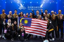 Malaysian Minister of Youth and Sports Hannah Yeoh took a photo together with the national squash players at the 2022 Asian Games in Hangzhou at the Squash Arena of the Hangzhou Olympic Sports Center