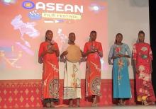 An ao dai show at the event (Photo: baoquocte.vn)
