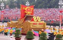 A model vehicle bearing the National Emblem of the Socialist Republic of Vietnam leads the parade on September 2. (Photo: VNA)