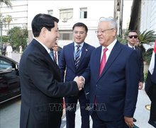 Speaker of the Egyptian House of Representatives Hanafy El Gebaly (R) welcomes State President Luong Cuong in Cairo on August 6. (Photo: VNA)