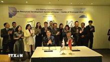 Deputy Minister of Home Affairs Vu Chien Thang witnesses the signing of a service contract agreement between HRD Korea and Vietnam’s Centre of Overseas Labour (COLAB). (Photo: VNA)