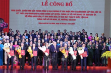Party General Secretary To Lam (front, fifth from left) presents the resolutions and decisions on the merger of administrative units, the establishment of Party organisations, and the appointment of personnel at the ceremony in HCM City on June 30. (Photo: VNA)