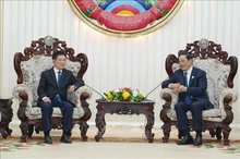Vietnamese Deputy Prime Minister Ho Duc Phoc (L) meets with Lao Prime Minister Sonexay Siphandone (Photo: VNA)