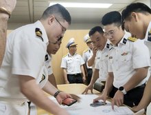 Officers from both sides discuss the joint drill plan (Photo: VNA)