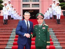 General Phan Van Giang, Minister of National Defence of Vietnam (right), and US Secretary of War Pete Hegseth at their talks in Hanoi on November 2 (Photo: VNA)