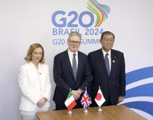 Italian Prime Minister Giorgia Meloni (L), British Prime Minister Keir Starmer (C) and Japanese Prime Minister Shigeru Ishiba meet for talks on the fringes of the Group of 20 meeting in Rio de Janeiro on Nov. 19, 2024. (Kyodo)