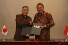 Bank Indonesia Governor Perry Warjiyo and Japanese Central Bank Governor Haruhiko Kuroda shake hands after signing the Bilateral Swap Arrangement (BSA) during the annual meeting of IMF-WB, in Nusa Dua, Bali, on Sunday (October 10, 2021). (ANTARA/HO-Doc. BI)