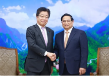 Vietnamese Prime Minister Pham Minh Chinh and Japanese Minister of Finance Kato Katsunobu at their meeting in Hanoi on January 8 (Photo: VNA)