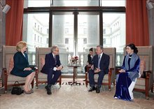 Party General Secretary To Lam and his spouse Ngo Phuong Ly meet with Duke of Richmond Charles Henry Gordon-Lennox and his spouse (Photo: VNA)