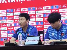 Coach Kim Sang-sik (left). (Photo: VNA)