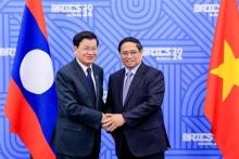 Prime Minister Pham Minh Chinh (R) and Lao Party General Secretary and State President Thongloun Sisoulith in Kazan, Russia, on October 23 when attending the expanded BRICS Summit. (Photo: VNA