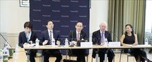 Acting Foreign Minister Le Hoai Trung (C) participates in a policy dialogue session organised by the Weatherhead East Asian Institute at Columbia University, on September 23 (US time). (Photo: VNA)