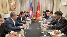 Minister of Foreign Affairs Le Hoai Trung has a meeting with Cambodian Minister of Foreign Affairs and International Cooperation Prak Sokhonn on the sidelines of AMMR in Cebu, the Philippines (Photo: VNA)