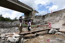 Residents cross a temporary bridge following flash floods and landslides in Wih Pesam, Bener Meriah, Aceh, Wednesday (December 31, 2025. (ANTARA FOTO) 