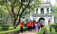 Tourists in Hanoi (Photo: VNA)