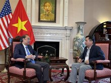 Ambassador Nguyen Quoc Dung (left) talks to a Vietnam News Agency correspondent in Washington. (Photo: VNA)