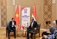 Vietnamese Deputy Prime Minister and Minister of Foreign Affairs Bui Thanh Son (L) meets with Singaporean Foreign Minister Vivian Balakrishnan on the sidelines of the ASEAN Foreign Ministers’ Retreat (AMM Retreat) in Malaysia on January 19. (Photo: VNA)