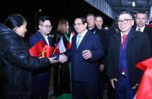 Prime Minister Pham Minh Chinh and Vietnamese entrepreneurs at the Sapa Trade Centre in the Czech Republic (Photo: VNA)