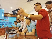 At a class on producing videos by mobile phones for VNA reporters (Photo: VNA)