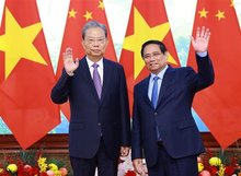 Prime Minister Pham Minh Chinh (R) receives Zhao Leji, member of the Standing Committee of the Political Bureau of the Communist Party of China (CPC) Central Committee and Chairman of the Standing Committee of the National People’s Congress (NPC) of China, in Hanoi on September 2. (Photo: VNA)