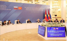 Chairman of the Vietnamese National Assembly Tran Thanh Man (third from left) and Chairman of the State Duma of Russia Vyacheslav Victorovich Volodin (fourth from left) co-chair the third session of the Inter-Parliamentary Cooperation Committee in Moscow on September 9. (Photo: VNA)