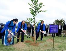 Prime Minister Nguyen Xuan Phuc (second from left), his spouse and Toshihiro Nikai, plant a tree to mark the special event. (Photo: VNA)