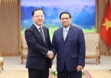 Prime Minister Pham Minh Chinh (R) and Park Hark Kyu, Head of Corporate Management Office at DX Division of Samsung Electronics (Photo: VNA)