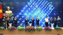Prime Minister Pham Minh Chinh and delegates launch the national legal portal. (Photo: VNA)