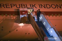President Prabowo Subianto (left) walks out of the Garuda Indonesia-1 aircraft upon arrival at Kualanamu International Airport, Deli Serdang, North Sumatra on December 12, 2025. (ANTARA FOTO)
