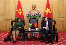Associate Professor Dr. Duong Trung Y (R), Vice President of the Ho Chi Minh National Academy of Politics, has a meeting with Nomvula Mokonyane, First Deputy Secretary-General of the African National Congress (ANC) of South Africa. (Photo published by VNA)