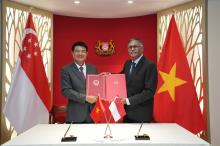 Vietnam and Singapore signed the Treaty on Mutual Legal Assistance in Criminal Matters at the headquarters of the Singapore Ministry of Law. (Photo:VNA)