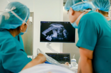 Doctors from the Tu Du and Nhi Dong 1 hospitals in Ho Chi Minh City perform coordinated surgery on a pregnant Singaporean woman on May 28, 2025. (Photo: VNA)
