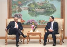 Deputy Prime Minister and Minister of Foreign Affairs Bui Thanh Son (R) and Ali Ijaz Ahmad, Chief Executive Officer of Singapore-based Makara Capital, at their meeting in Hanoi on January 15. (Photo: VNA)