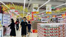 Consumers shopping at a supermarket in Hanoi (Photo: VNA)