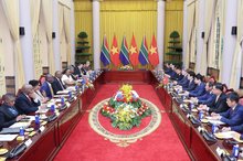 At the talks in Hanoi on October 23 between Vietnam's State President Luong Cuong and South African President Matamela Cyril Ramaphosa. (Photo: VNA)