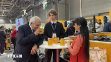 Philippe Juglar, President of AVPA, tastes Vietnamese tea. (Photo: VNA)