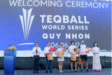 Chairman of the Provincial People's Committee Pham Anh Tuan (first from left) presents flowers and gifts to FITEQ General Secretary, representatives of the organising unit, athletes and referees (Photo: VNA)