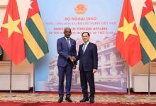 Vietnamese Deputy Prime Minister and Minister of Foreign Affairs Bùi Thanh Sơn welcomes Robert Dussey, Minister of Foreign Affairs, African Integration and Togolese Abroad of Togo. (Photo: VNA)