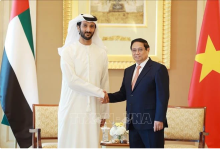 Prime Minister Pham Minh Chinh (R) hosts a reception for UAE Minister of Economy Abdulla Bin Touq Al Marri in Abu Dhabi on October 28. (Photo: VNA)