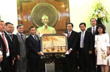 President of the Vietnam Fatherland Front Central Committee Tran Thanh Man (R) presents a painting as a keepsake to President of the Lao Front for National Construction Central Committee Saysomphone Phomvihane (Photo: VNA)