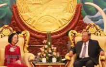Truong Thi Mai (left), Politburo member and head of the Communist Party of Vietnam Central Committee's Commission for Mass Mobilisation, and Lao Party General Secretary and President Bounnhang Voraachith. (Photo: VNA)