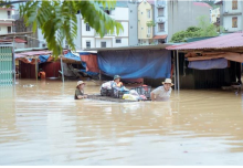 Supporting people during floods caused by Typhoon Yagi in northern Lang Son province of Vietnam (Photo: VNA)